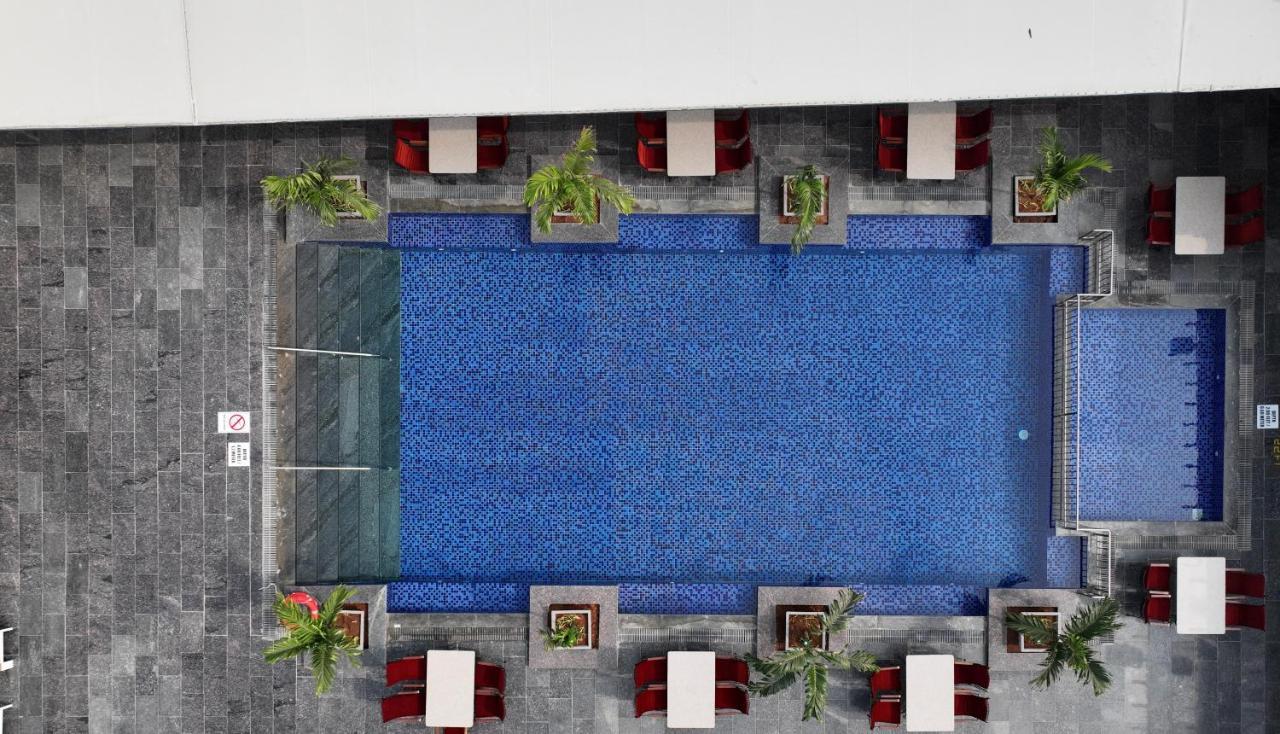 Le Meridien Haydarabad Dış mekan fotoğraf The pool at the hotel