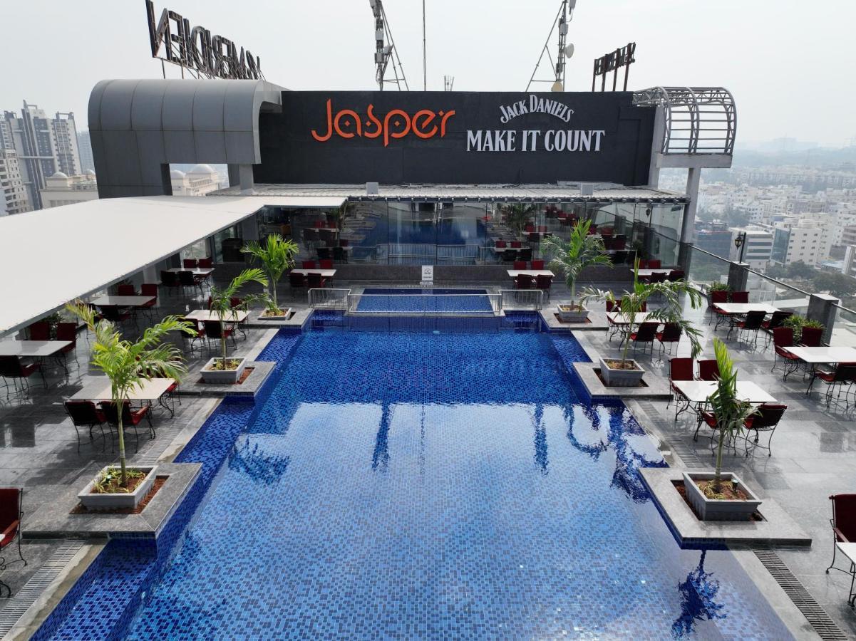 Le Meridien Haydarabad Dış mekan fotoğraf Jasper's, the rooftop bar at the hotel