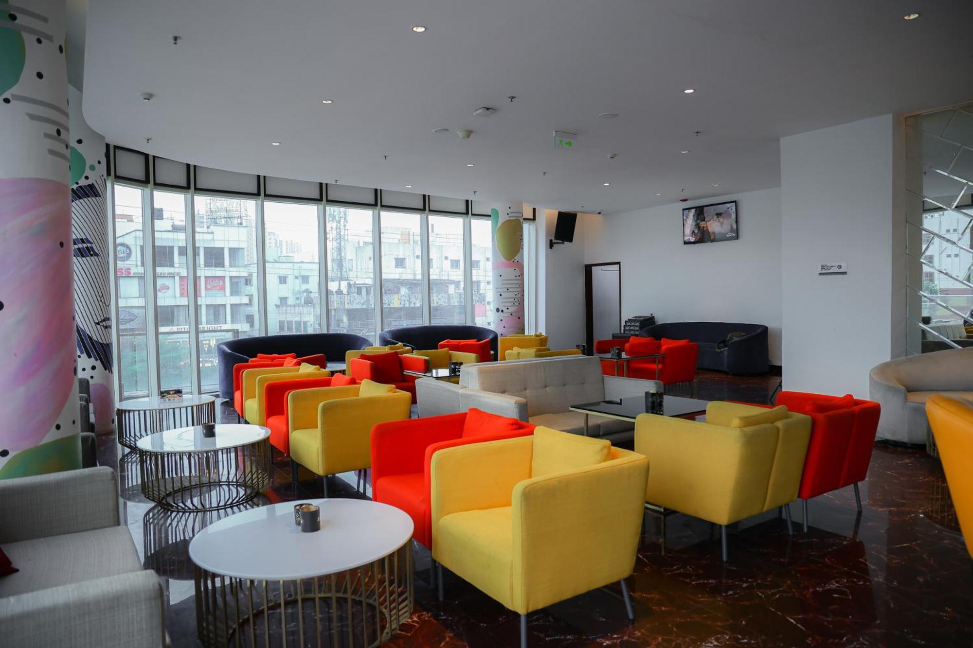 Le Meridien Haydarabad Dış mekan fotoğraf The lounge at the airport