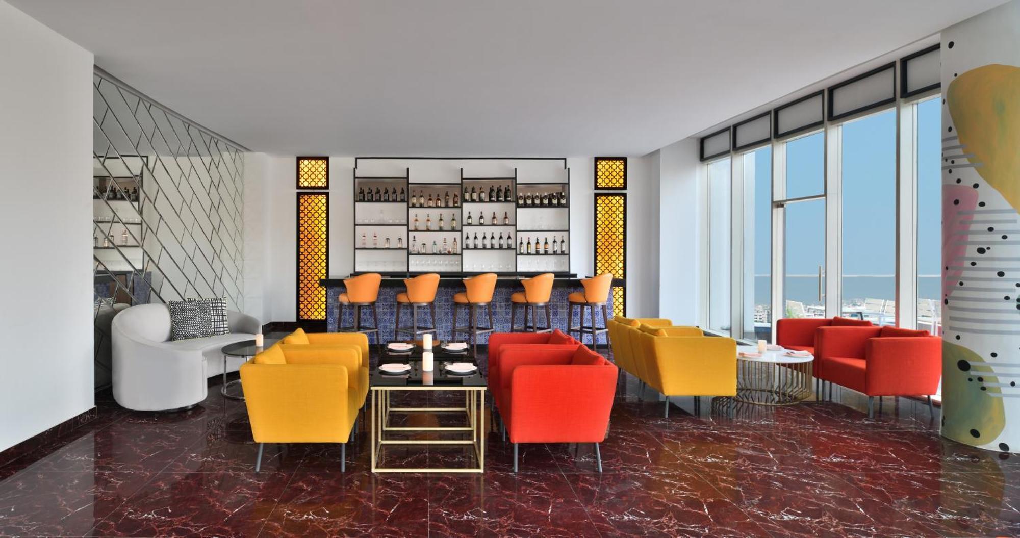 Le Meridien Haydarabad Dış mekan fotoğraf The bar at the 360° Sky Lounge