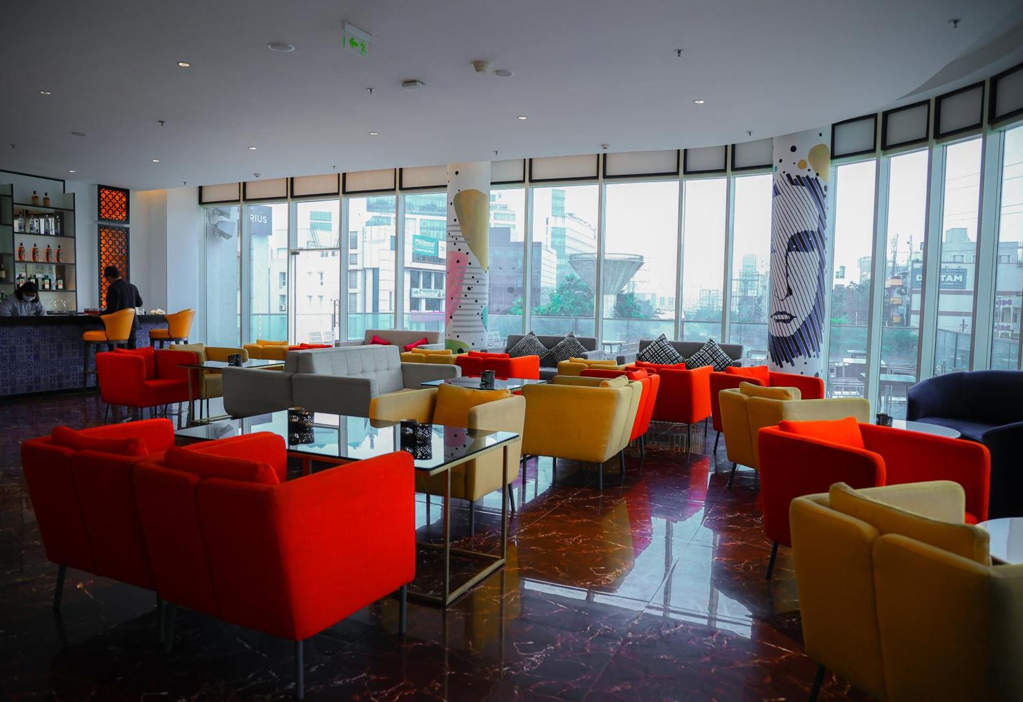 Le Meridien Haydarabad Dış mekan fotoğraf The lounge at the airport