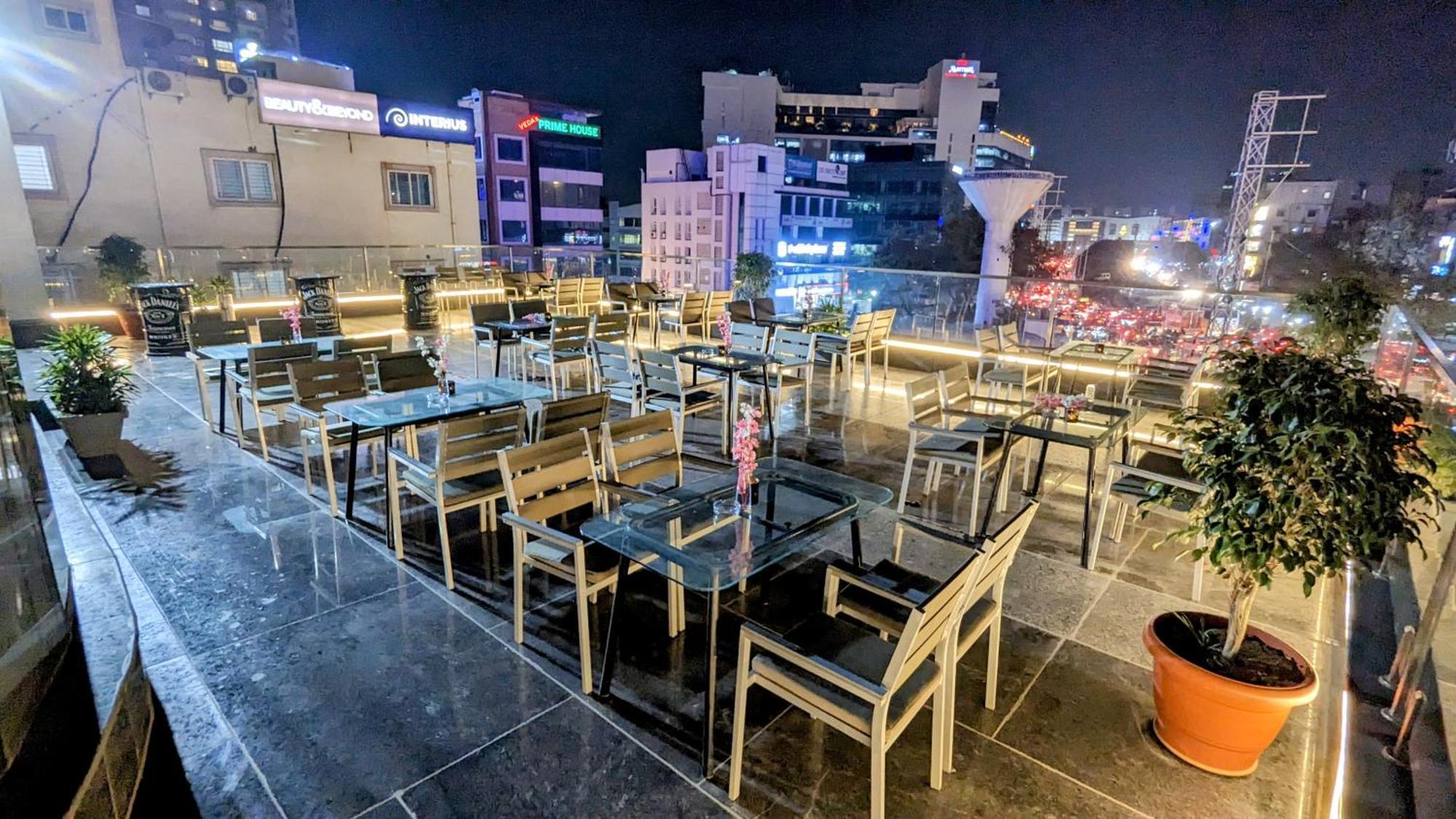 Le Meridien Haydarabad Dış mekan fotoğraf Rooftop bar in Hyderabad