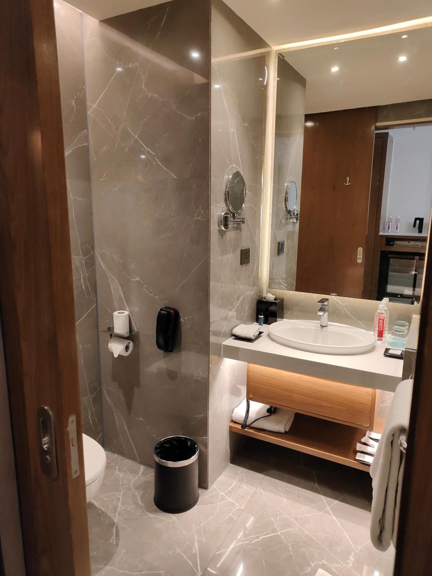 Le Meridien Haydarabad Dış mekan fotoğraf Bathroom of a room at the hotel