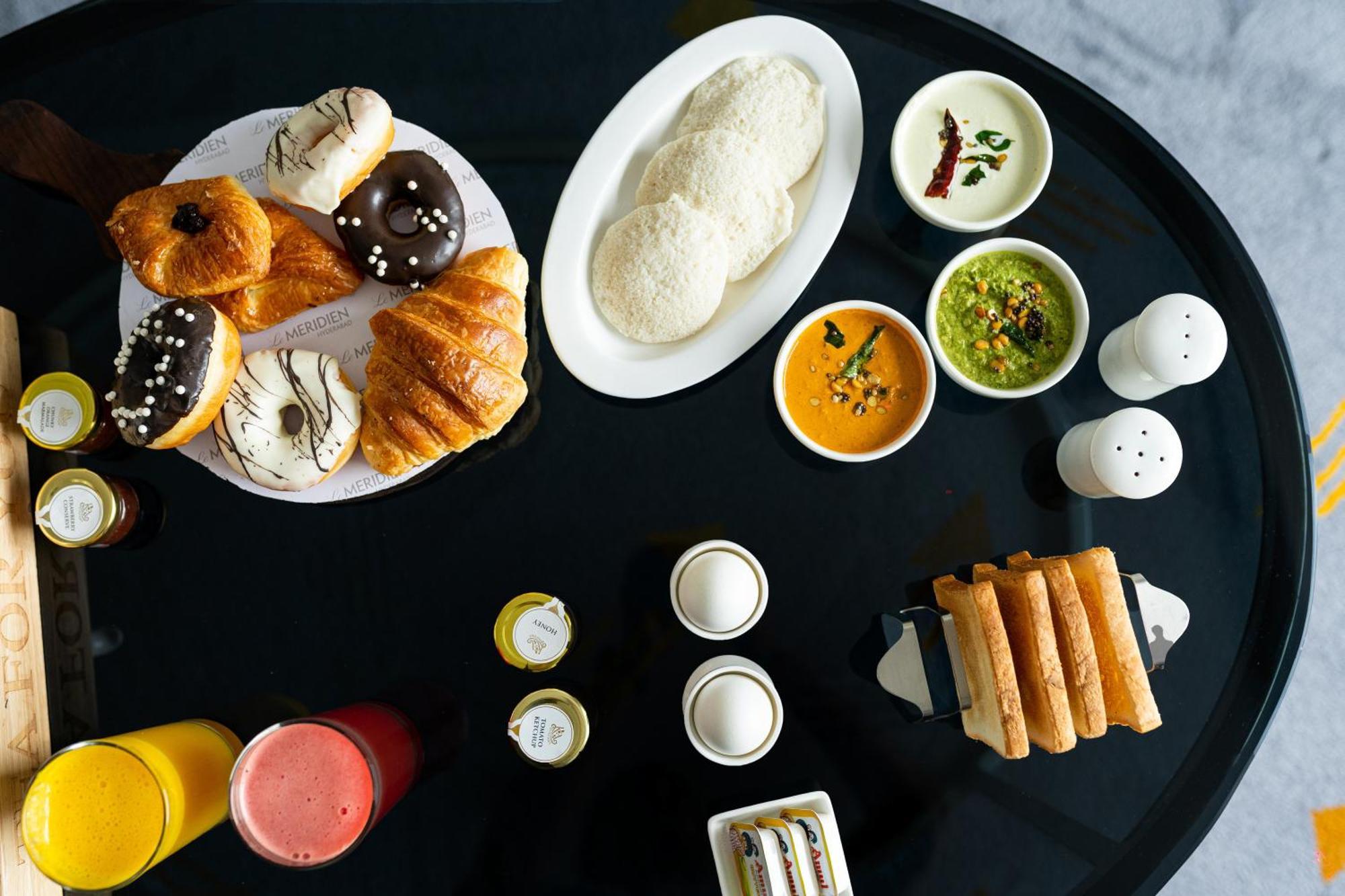 Le Meridien Haydarabad Dış mekan fotoğraf A breakfast buffet at a hotel