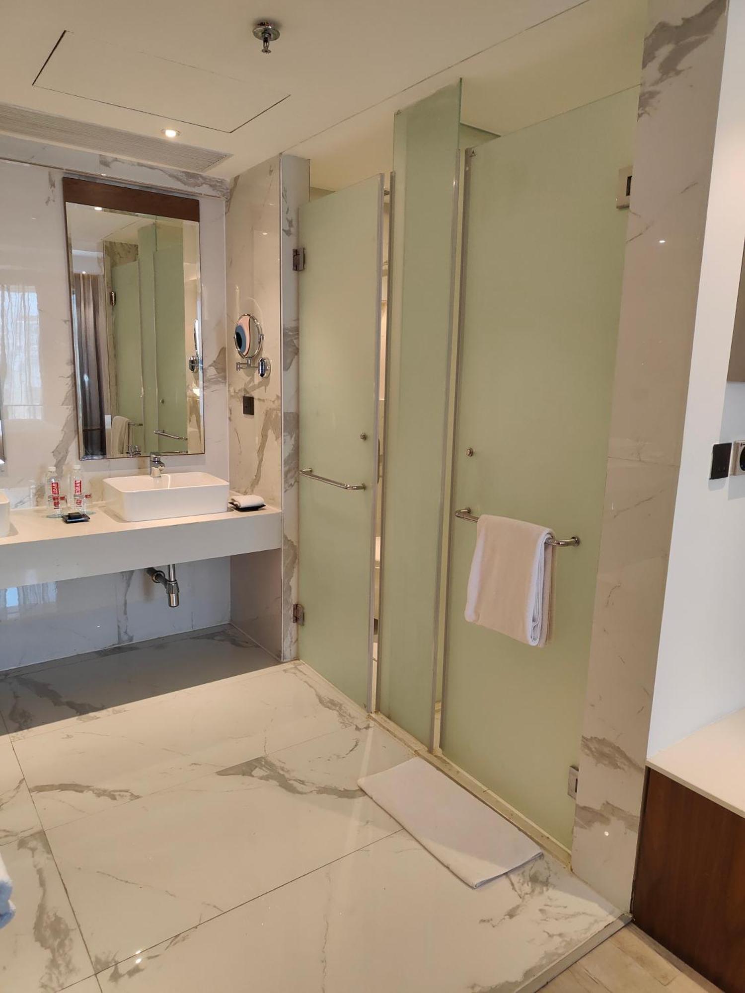 Le Meridien Haydarabad Dış mekan fotoğraf A shower enclosure
