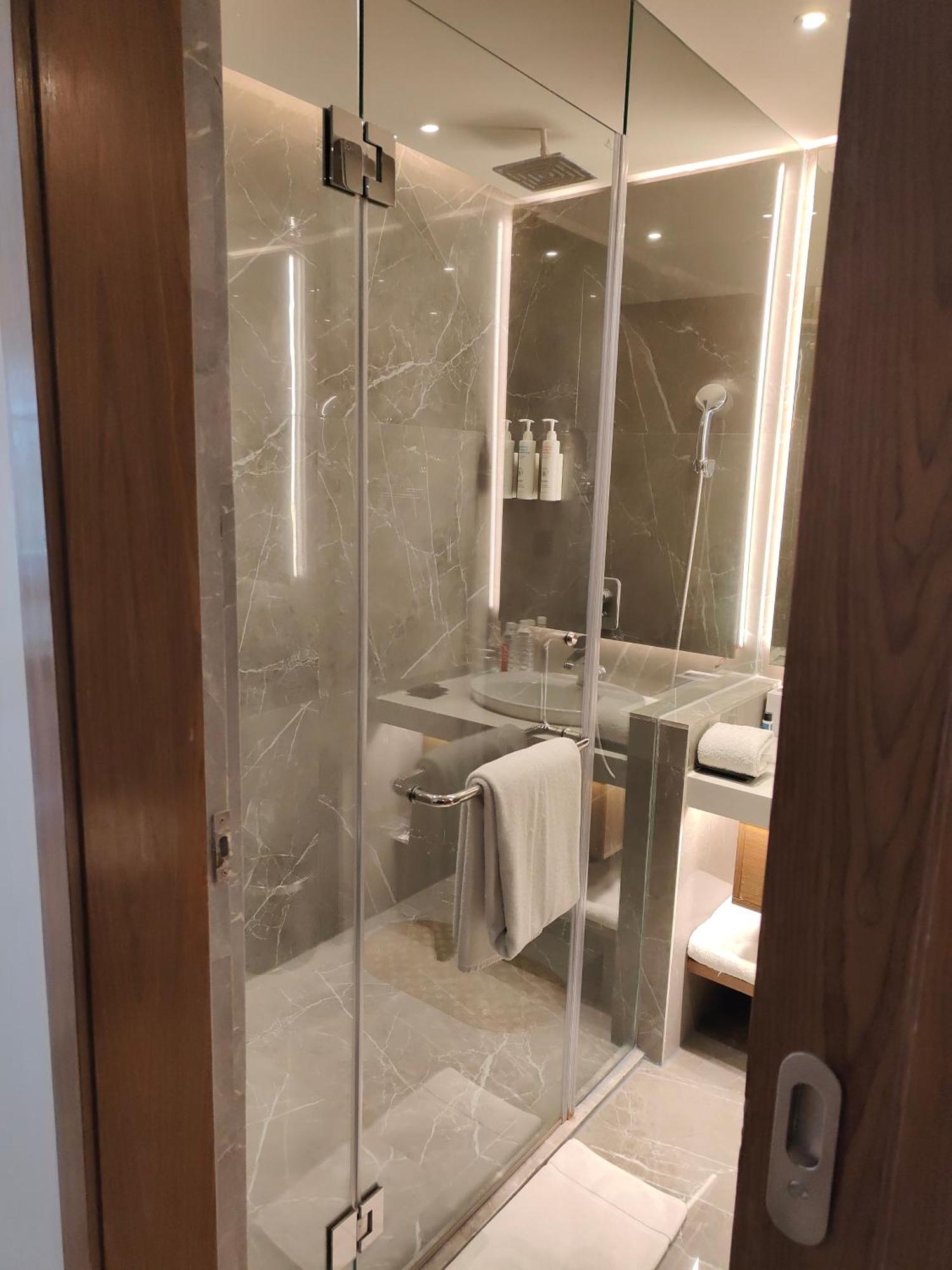 Le Meridien Haydarabad Dış mekan fotoğraf A shower cubicle