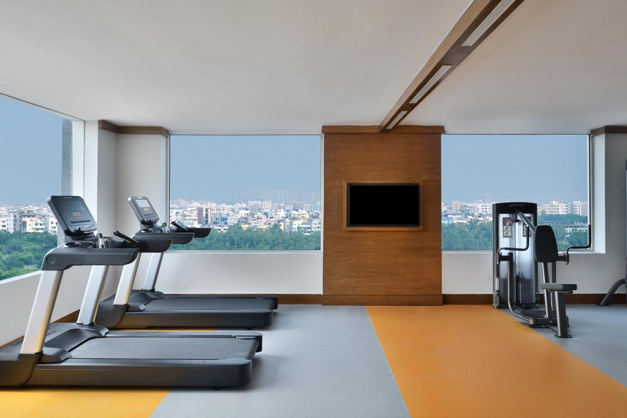 Le Meridien Haydarabad Dış mekan fotoğraf The gym at the hotel