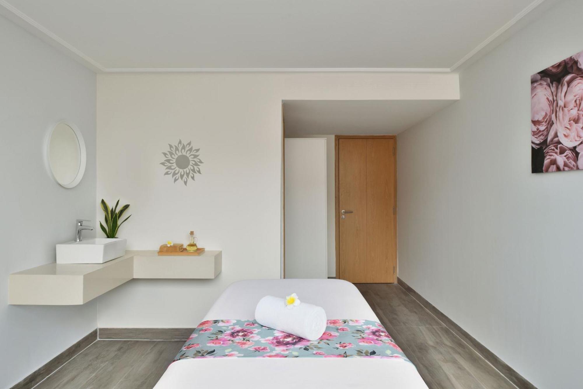 Le Meridien Haydarabad Dış mekan fotoğraf A treatment room at a spa