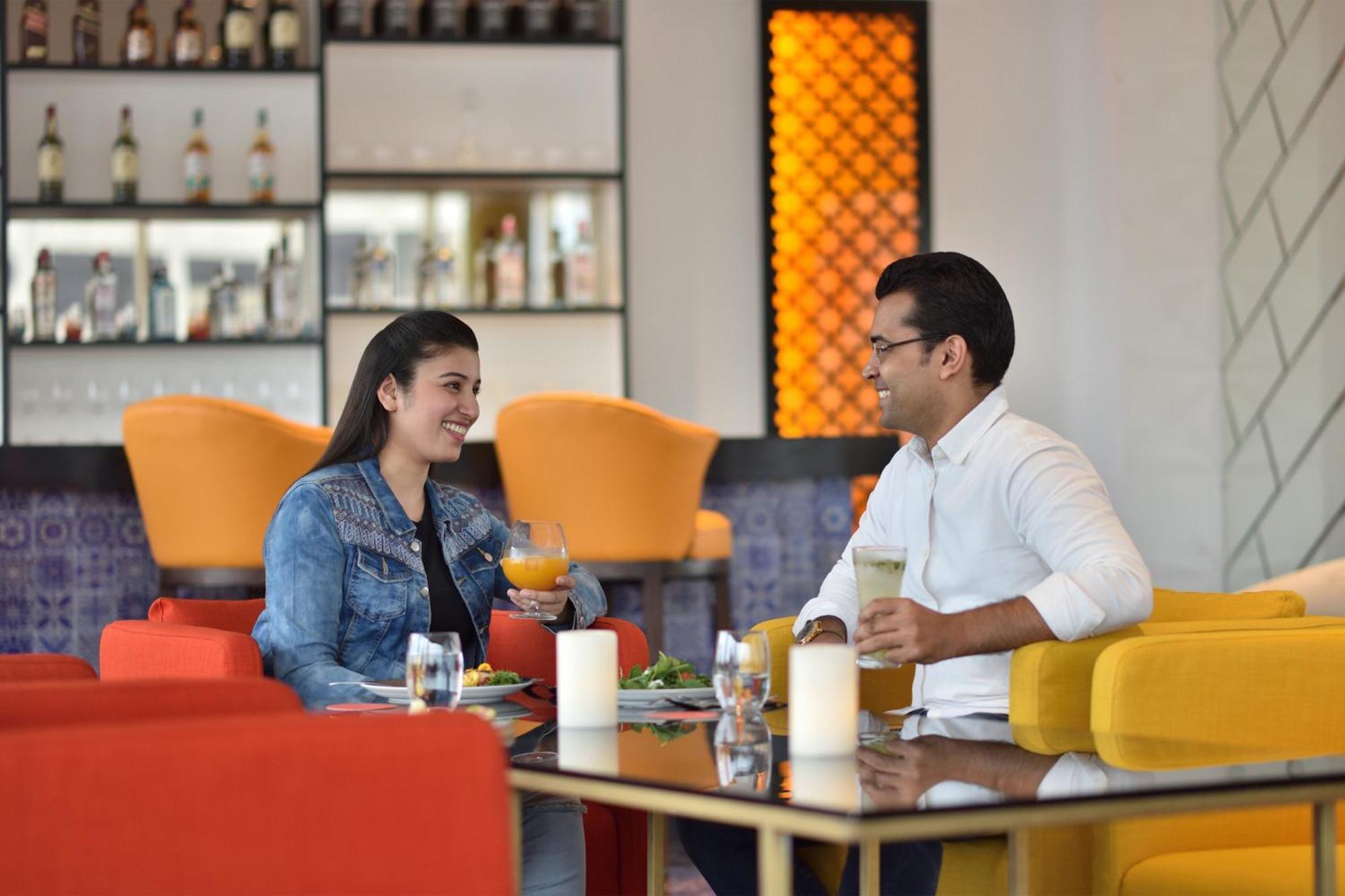 Le Meridien Haydarabad Dış mekan fotoğraf The Lounge at Mumbai Airport