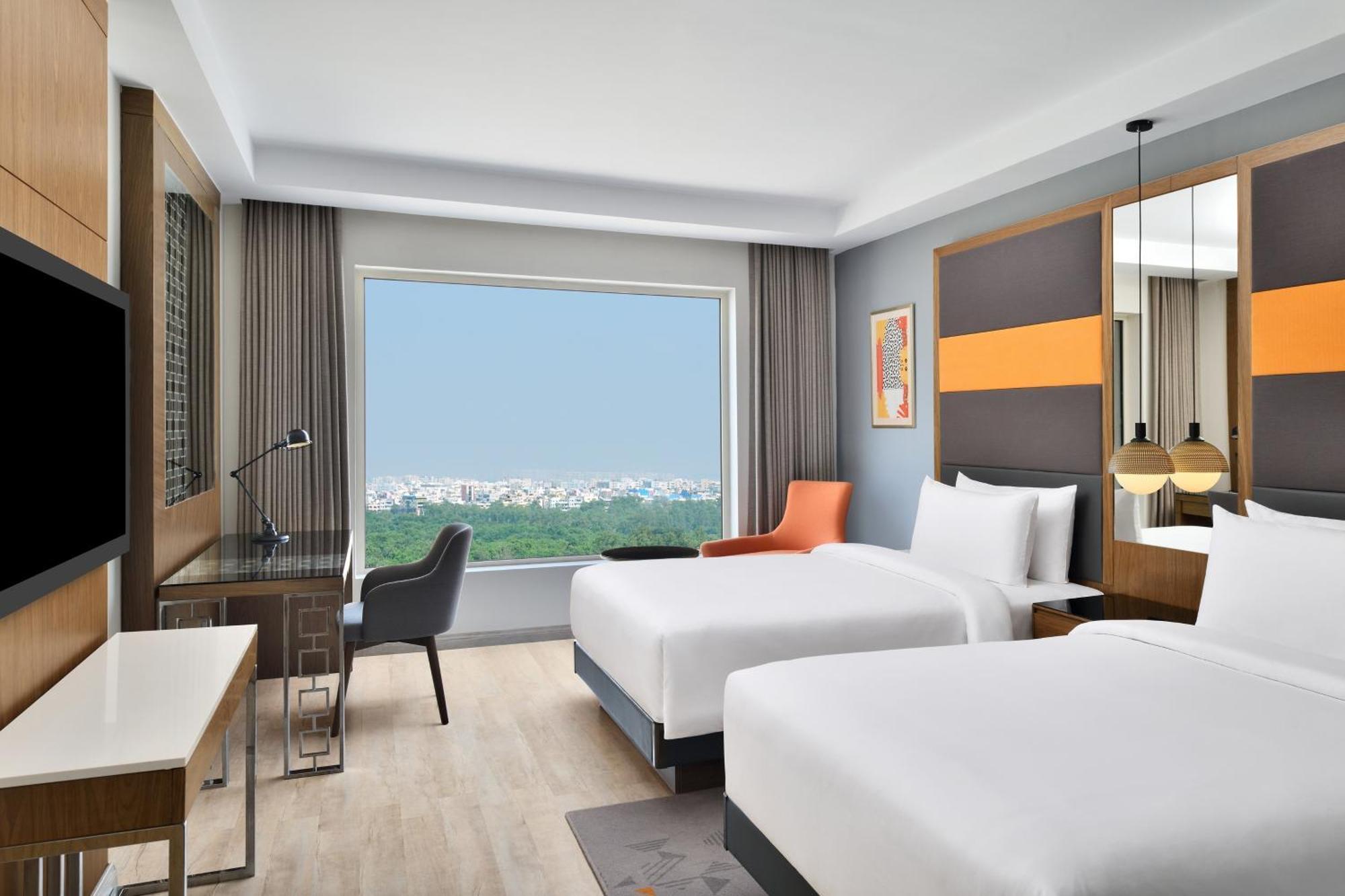 Le Meridien Haydarabad Dış mekan fotoğraf A guest room at the hotel