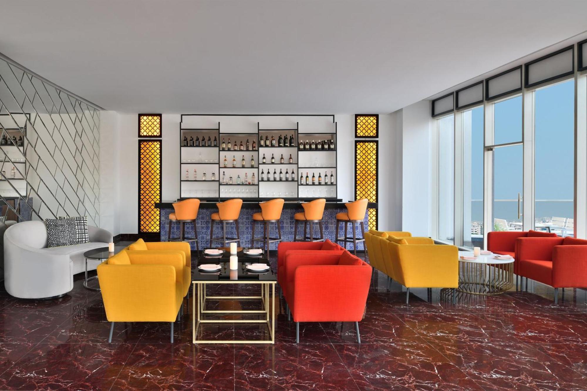 Le Meridien Haydarabad Dış mekan fotoğraf The bar at the 360° Sky Lounge