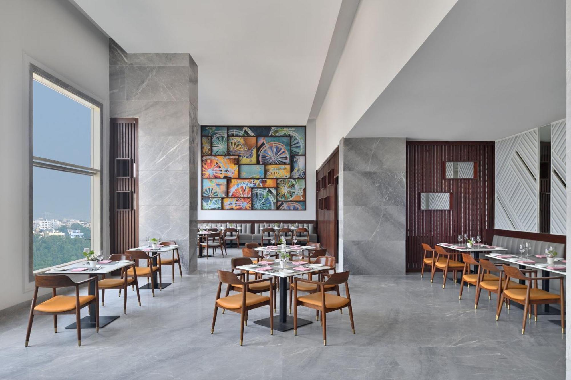 Le Meridien Haydarabad Dış mekan fotoğraf The restaurant